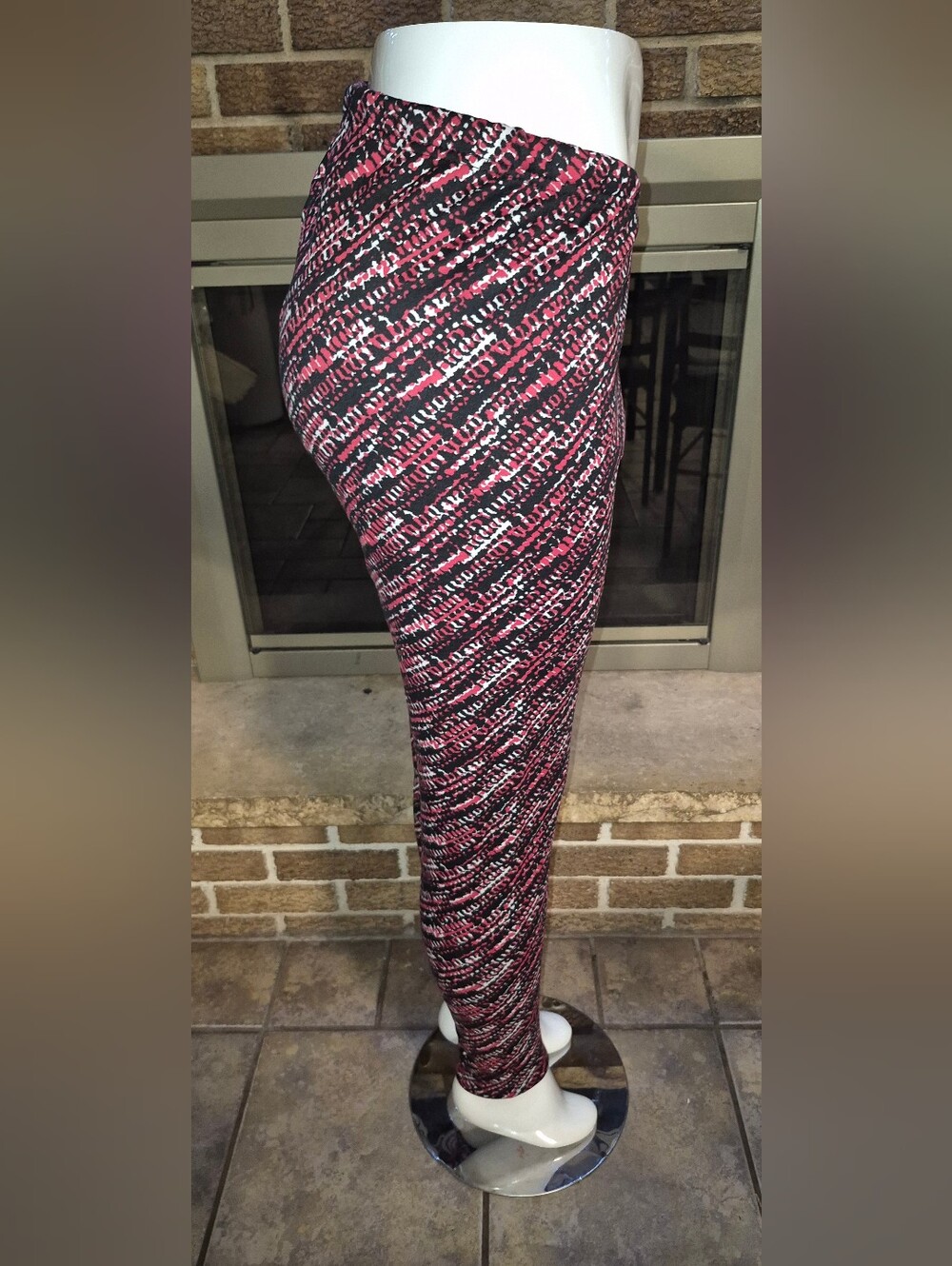 Just Cozy Womens Fleece Leggings M/L & XL Red,Black,& White Splatter Paint Print